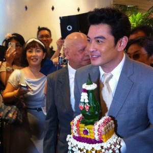 ชาคริต แย้มนาม