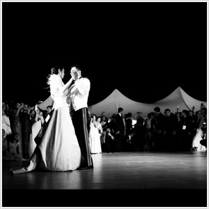 ผู้พันดอลล่าร์ และ คุณหญิงแมงมุมเปิดฟลอร์