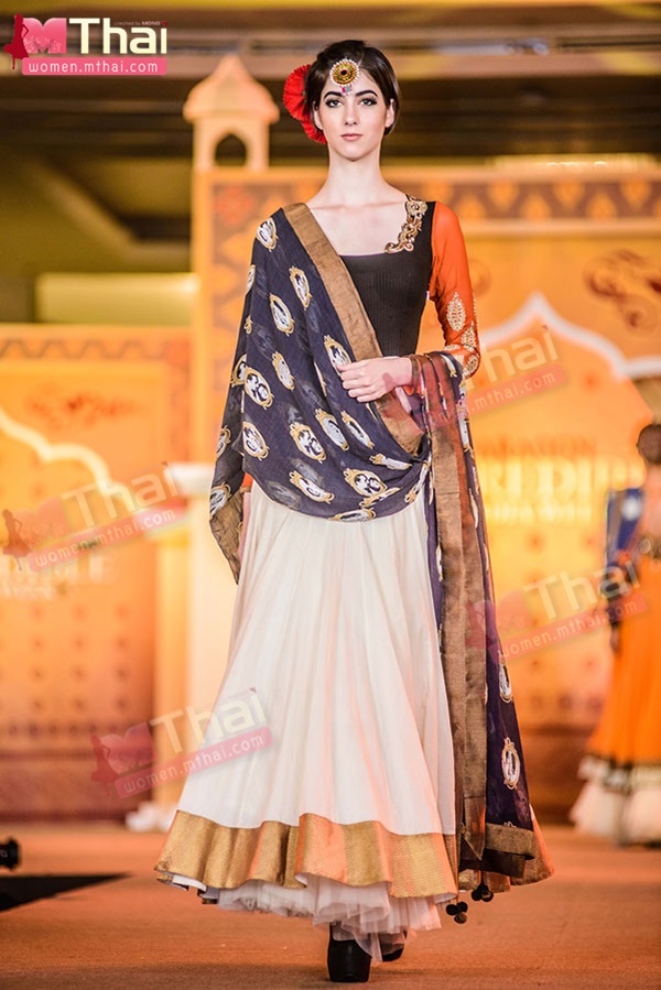 แฟชั่นโชว์ ชุดส่าหรี