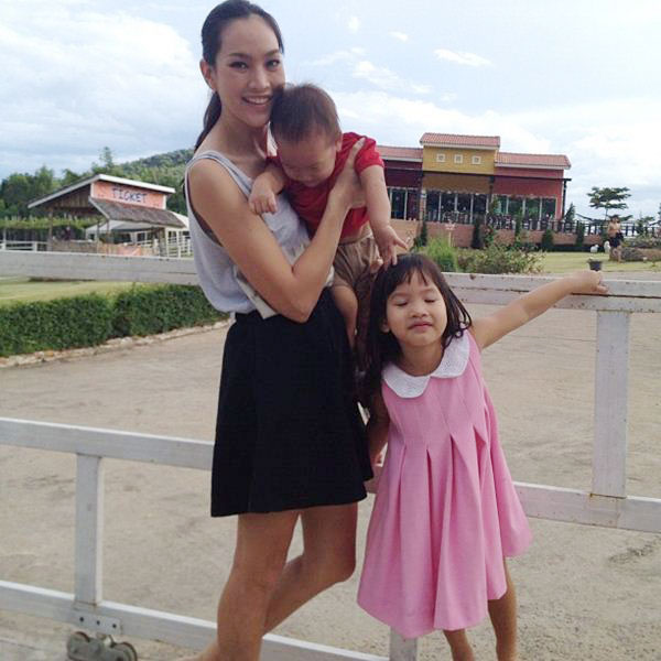 ตุ๊ก ชนกวนันท์ รักชีพ และ น้องแพรว กับ น้องภู 