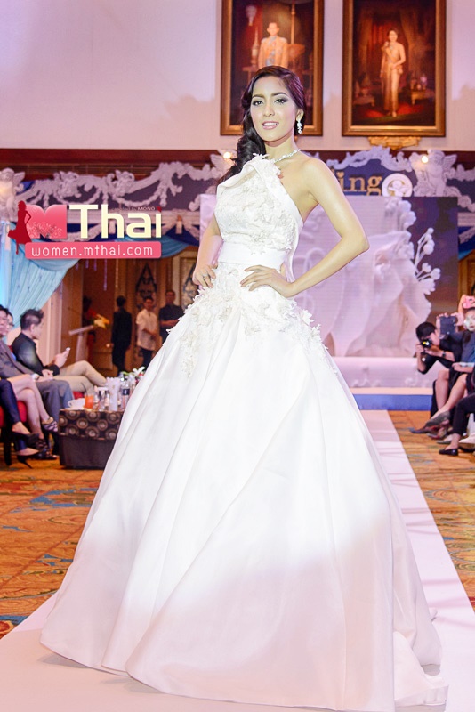 แฟชั่นโชว์ ชุดแต่งงาน