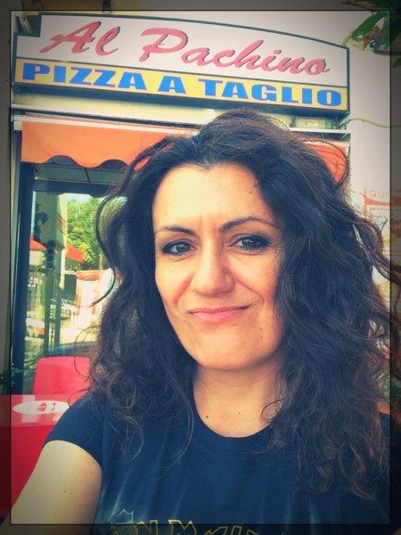 ผู้หญิงแต่งหน้าเป็นผู้ชาย