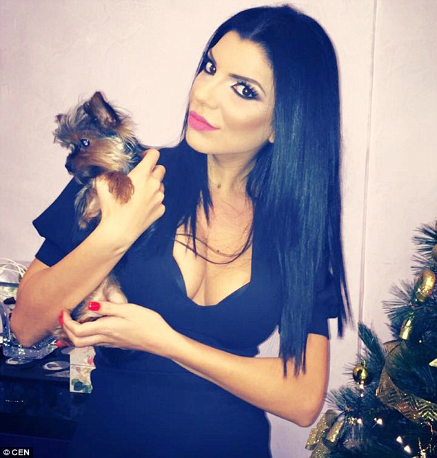 Andreea Tonciu กับทรวงอกที่ผิดรูป 