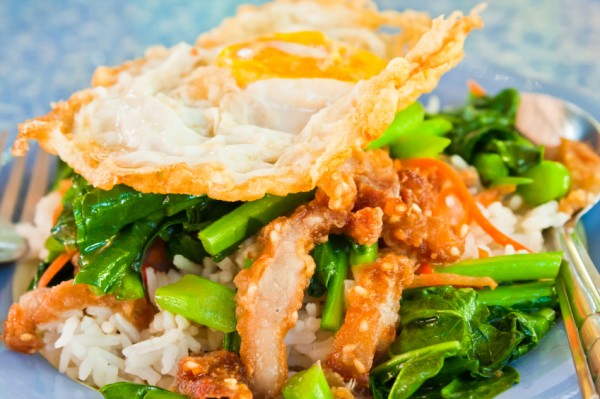 คะน้าหมูกรอบ