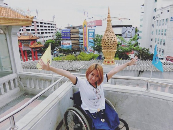 ฟ้า วิญธัชชา ไปวัดย่านเยาวราช