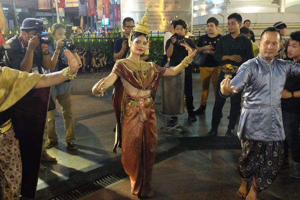 รำถวายสักการะ 