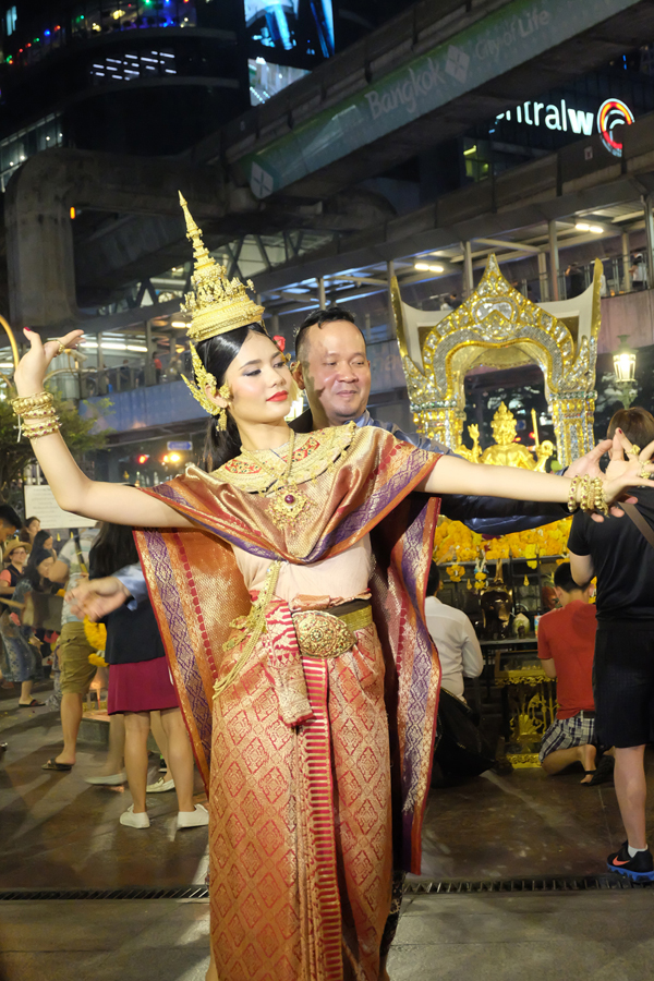 รำถวายสักการะ 