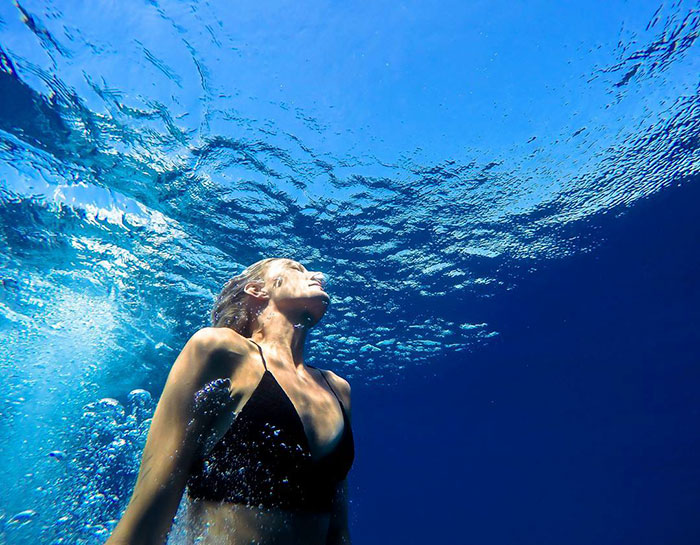 สัมผัสกับพื้นน้ำ