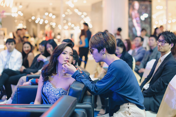 ป๊อก-พรรวิษิษฐ์ สุขารมณ์ แต่งหน้าให้แต๋ว ณฐพร