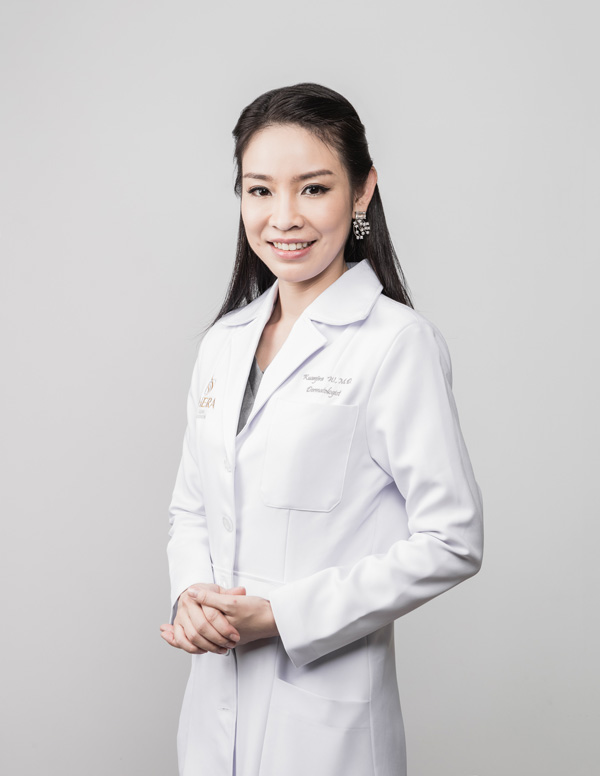 แพทย์หญิงขวัญจิรา วงศ์เกียรติขจร (คุณหมออุ๋ม)  แพทย์เฉพาะทางผิวหนัง จาก Thera Clinic 