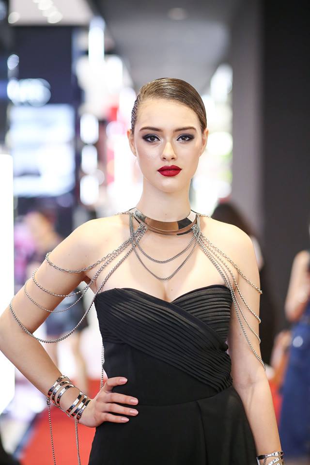 ทาปากแดง