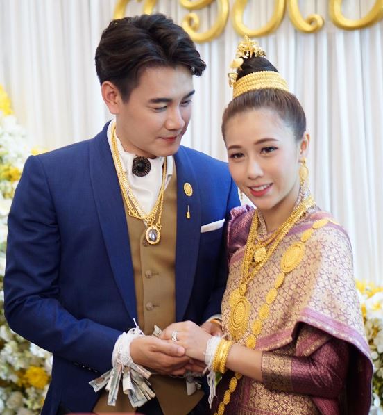 ชุดแต่งงาน แอปเปิ้ล