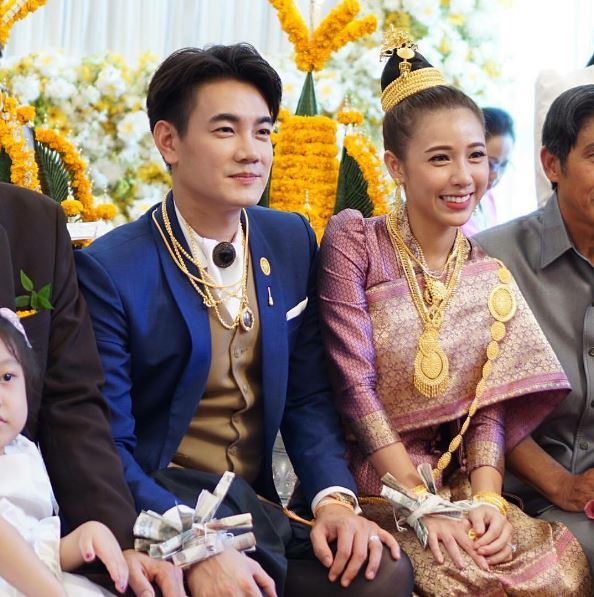 ชุดแต่งงาน แอปเปิ้ล