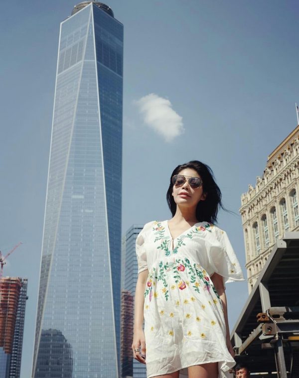 เดรสขาวลายปัก