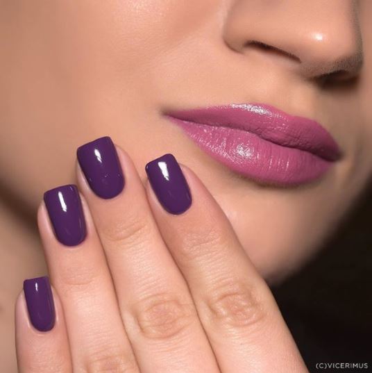 ทาเล็บสีม่วง