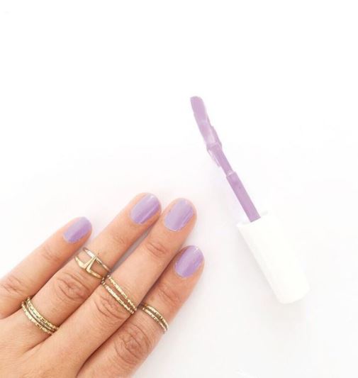 ทาเล็บสีม่วง