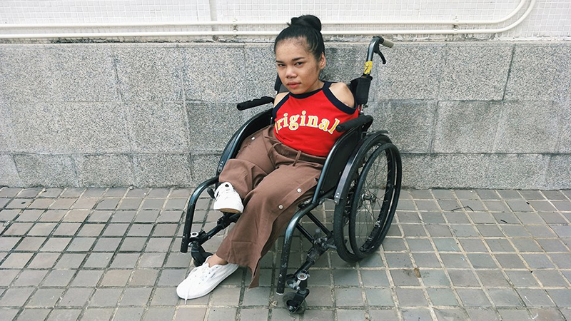 น้องฝ้าย บุญธิดา เด็กหญิงสู้ชีวิต ใช้เท้าแต่งหน้า