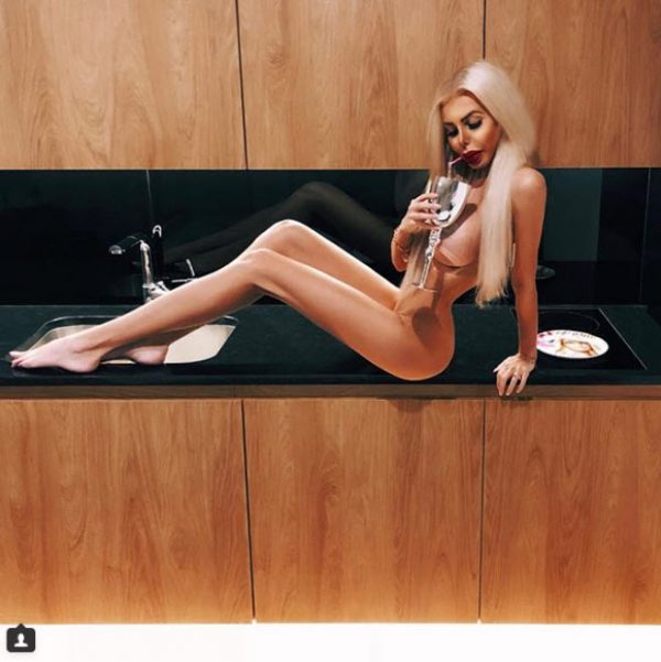 ศัลยกรรมให้เหมือนตุ๊กตาบาร์บี้