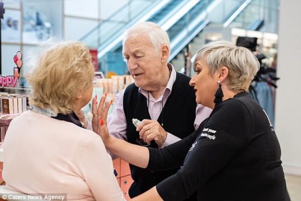 คุณตาวัย 84 ปี เรียนแต่งหน้า