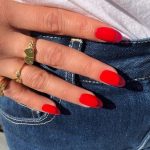 เล็บสีแดง