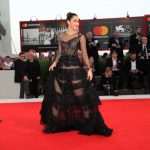 ชมพู่ เดินพรมแดง