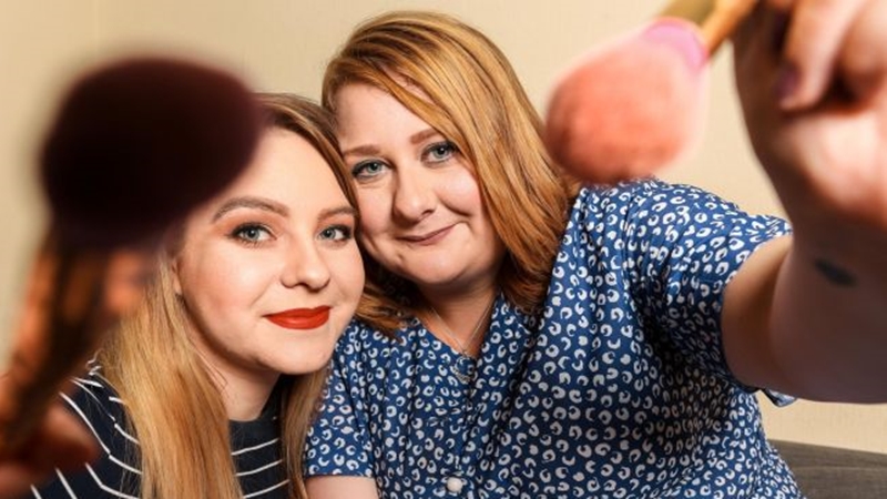 คนตาบอด ผู้หญิงเก่ง สอนแต่งหน้า สาวตาบอด