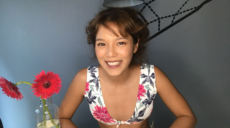 สาวผิวแทน แต่งหน้าโทนเชอร์รี่