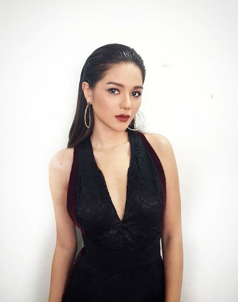 ชุดแหวกอก