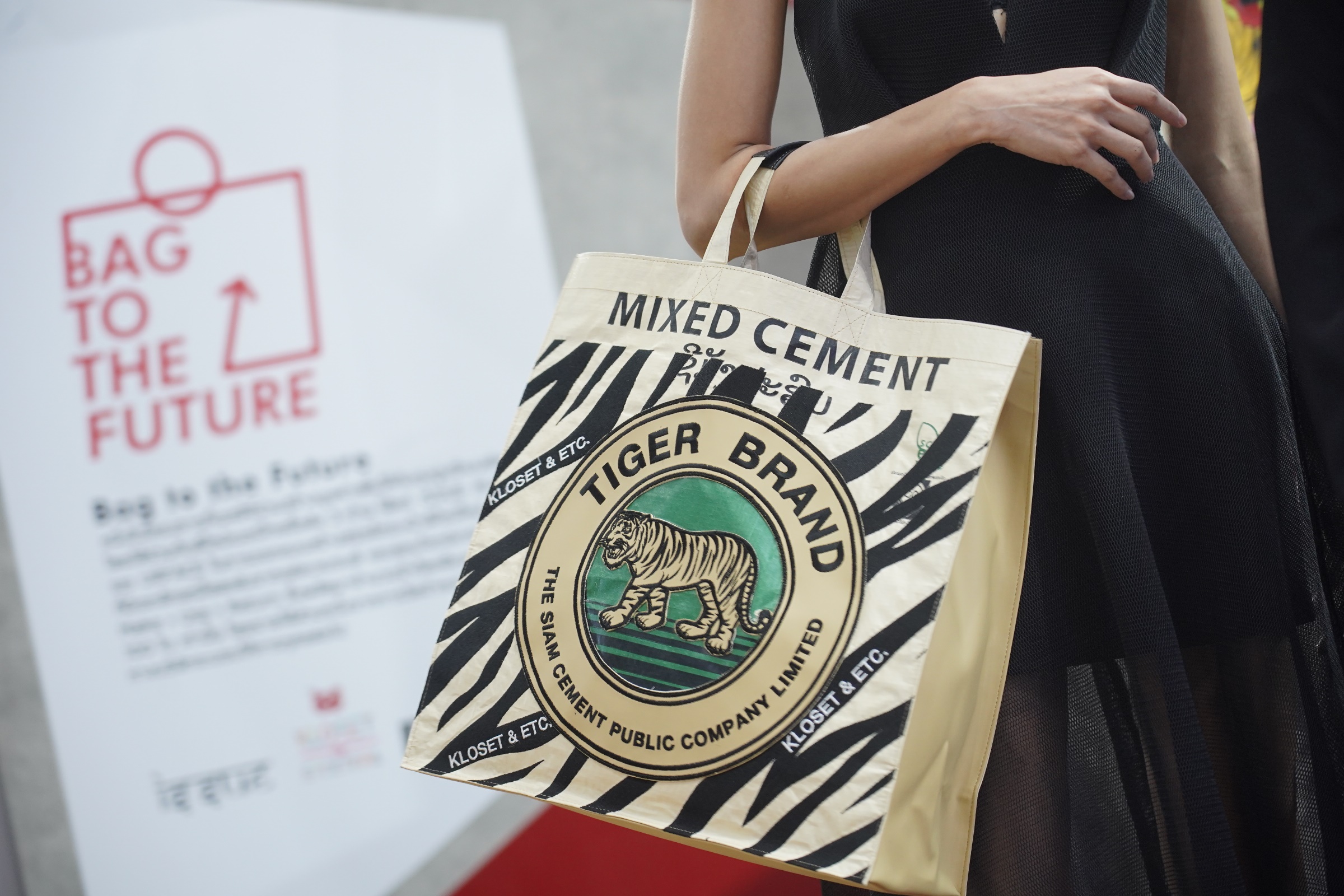 กระเป๋าถุงปูน กระเป๋าลายถุงปูนซีเมนต์ ถุงปูนซีเมนต์ อัพไซเคิล เทรนด์รักษ์โลก แฟชั่นรักษ์โลก